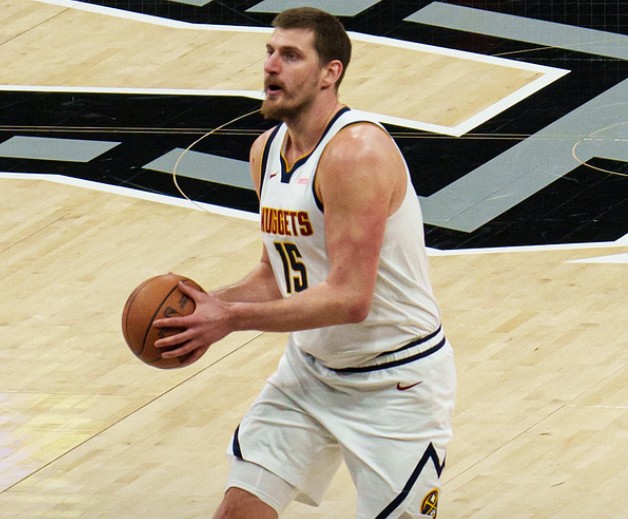 全面发挥，约基奇砍31分20板12助3断2帽&赛季第三次30+20+10